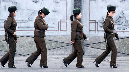 Nữ quân nhân Triều Tiên tuần tra dọc bờ sông Áp Lục - biên giới tự nhiên giữa CHDCND Triều Tiên và Trung Quốc.